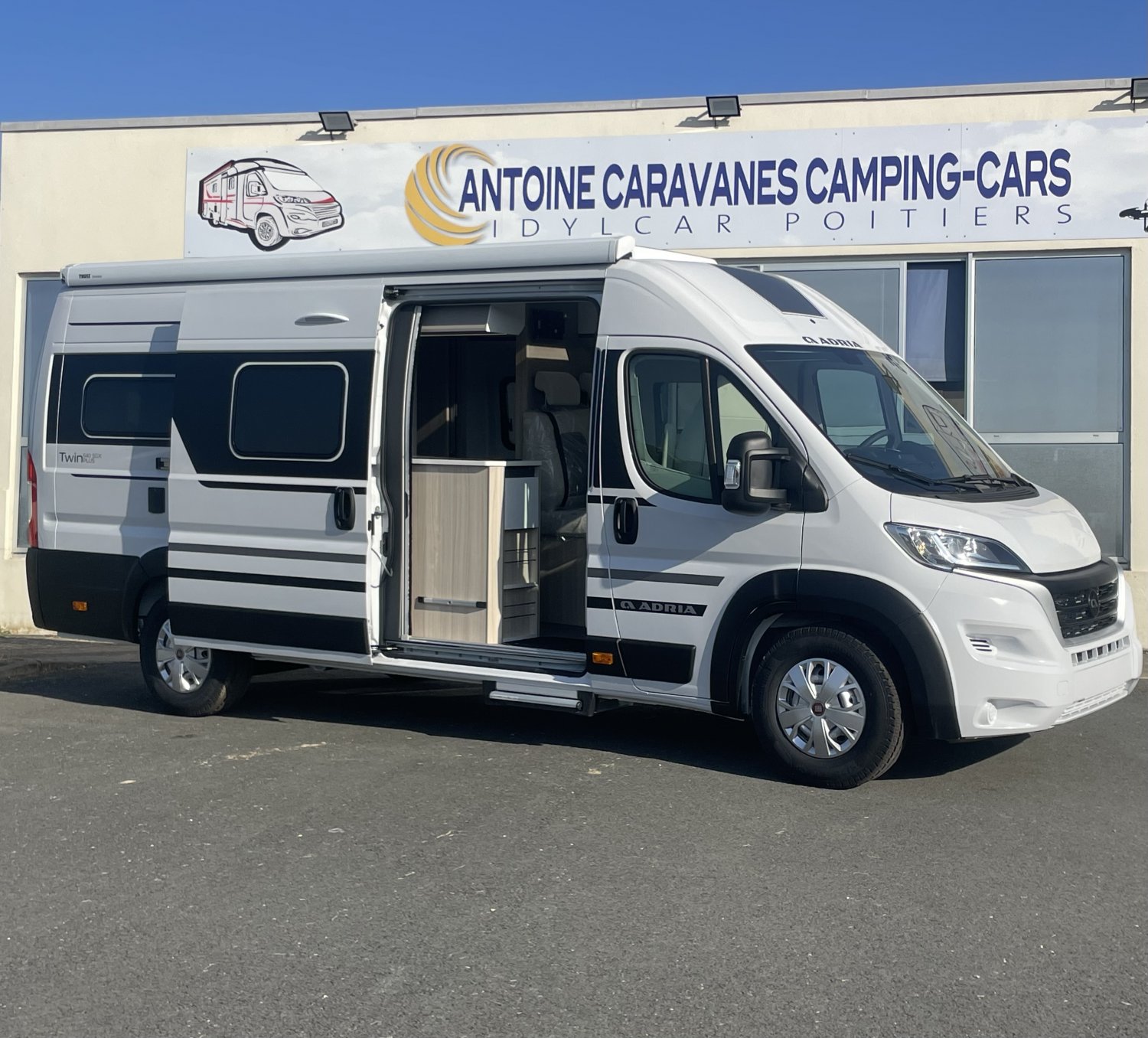 Antoine Caravanes et Camping Car - Adria TWIN PLUS 640SGX à 75 390€