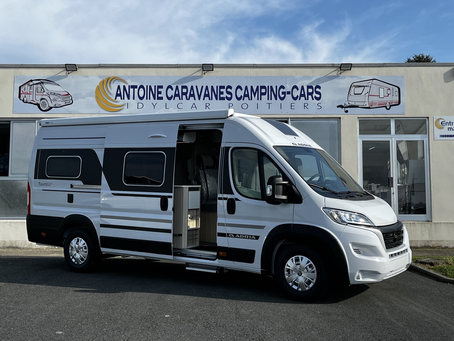 Antoine Caravanes et Camping Car - Adria TWIN PLUS 640 SLB à 71 190€