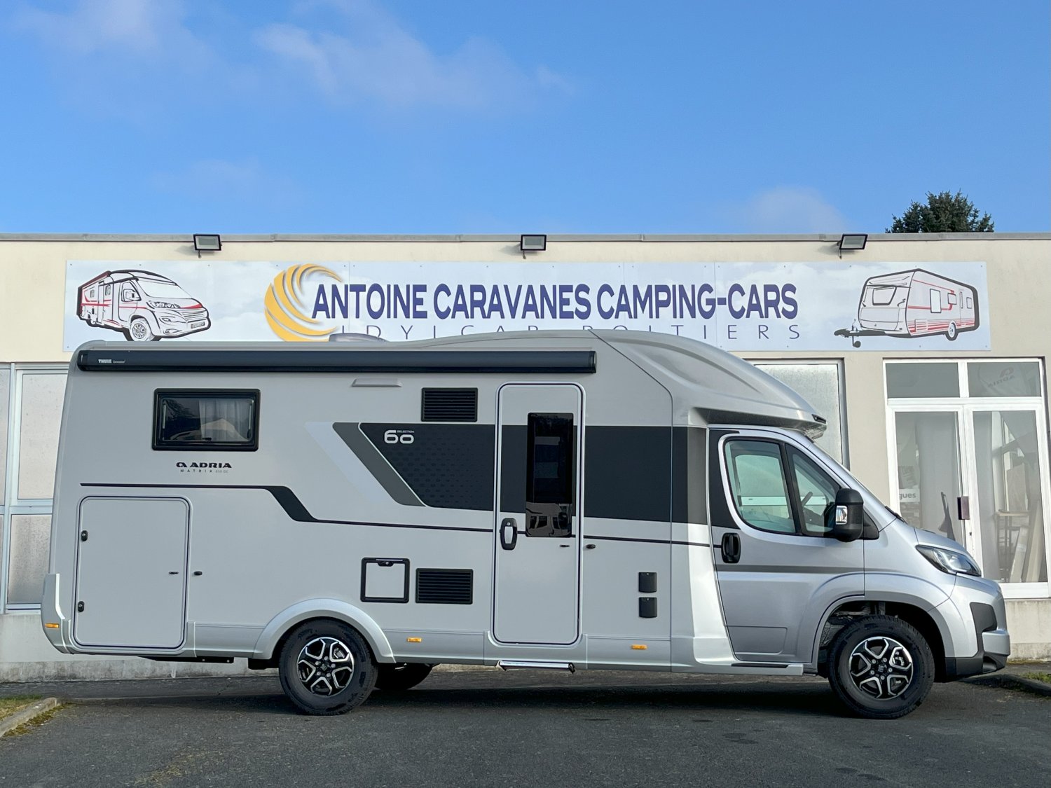 Antoine Caravanes et Camping Car - Adria MATRIX 650 DC 60th à 86 390€