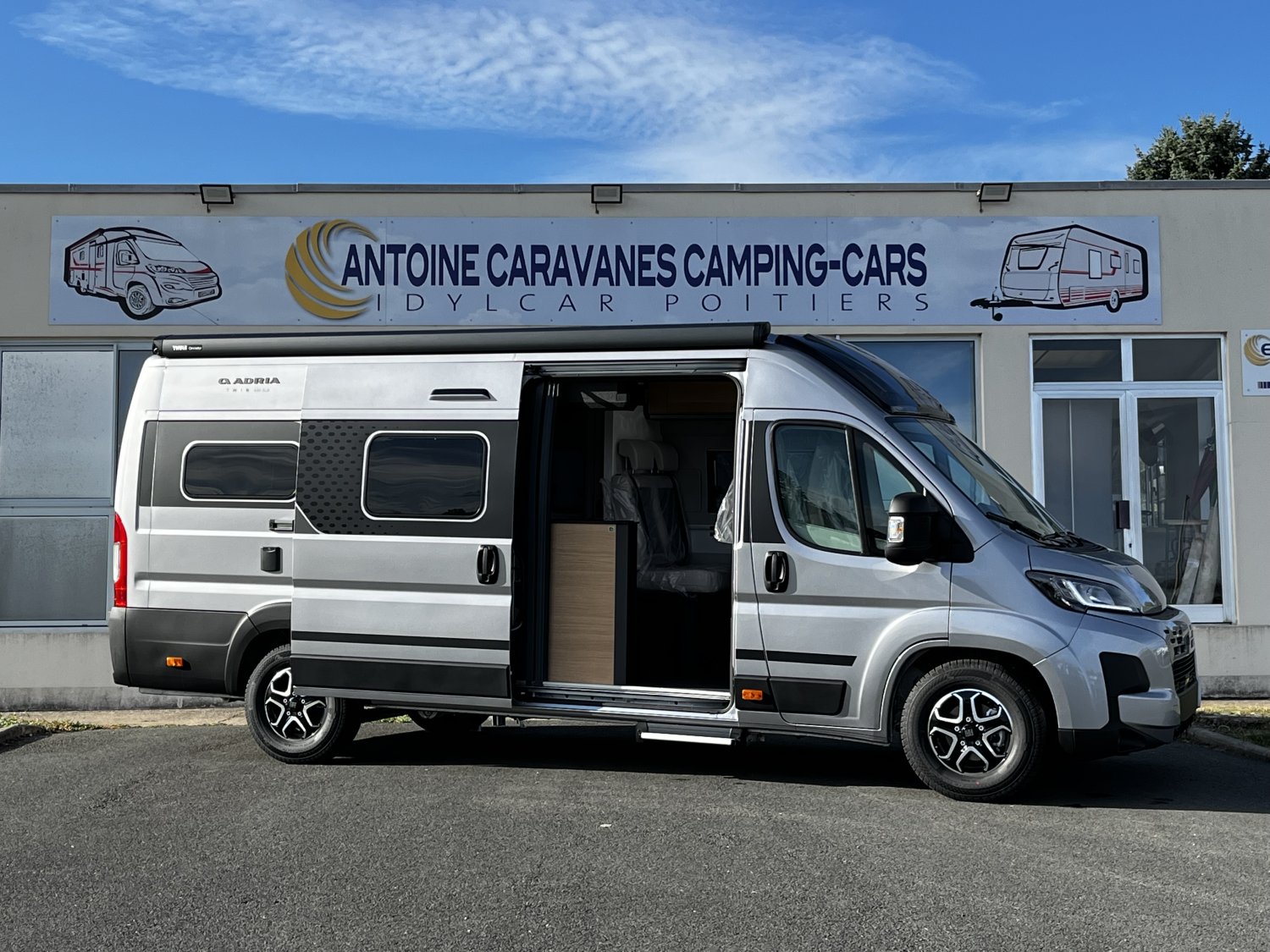 Antoine Caravanes et Camping Car - Adria TWIN 640 SLB 60th à 74 390€
