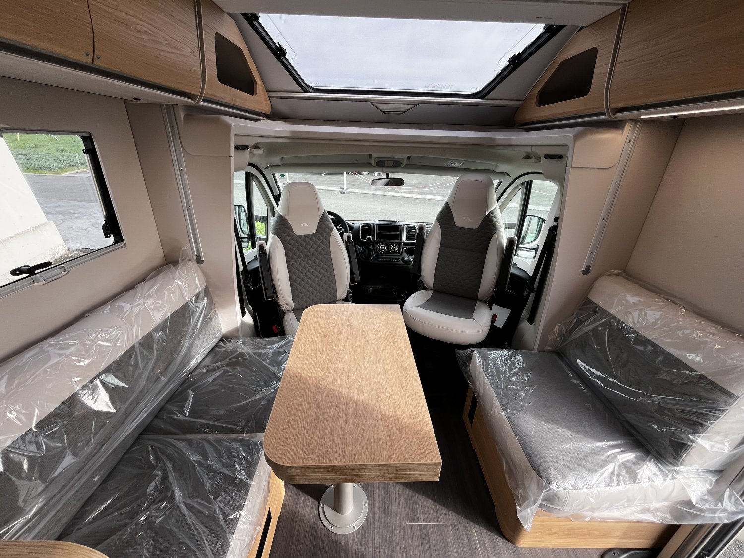 Antoine Caravanes et Camping Car MATRIX 650 DL 60th Adria