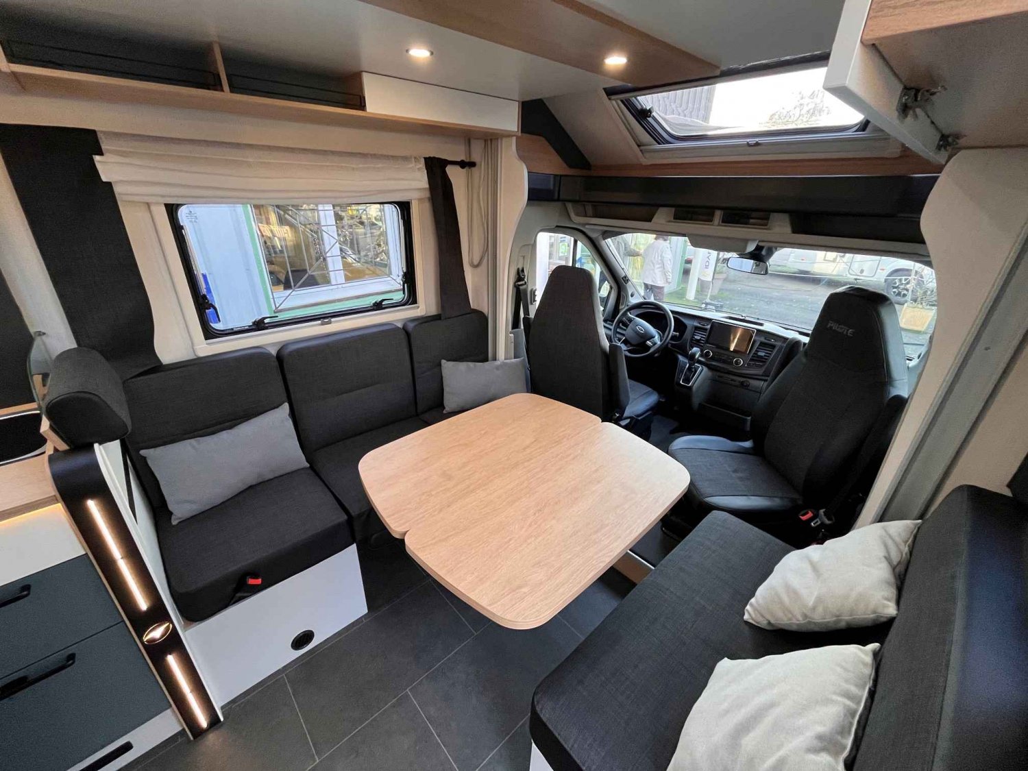 Antoine Caravanes et Camping Car PILOTE ATLAS 696 G Pilote