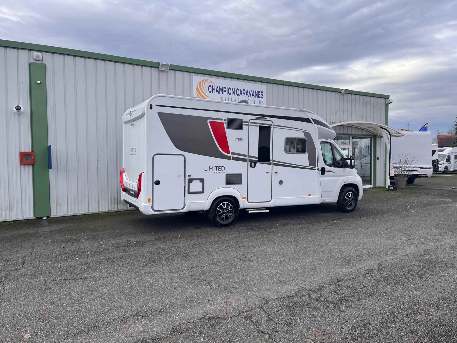 Antoine Caravanes et Camping Car LYSEO 684 G Burstner