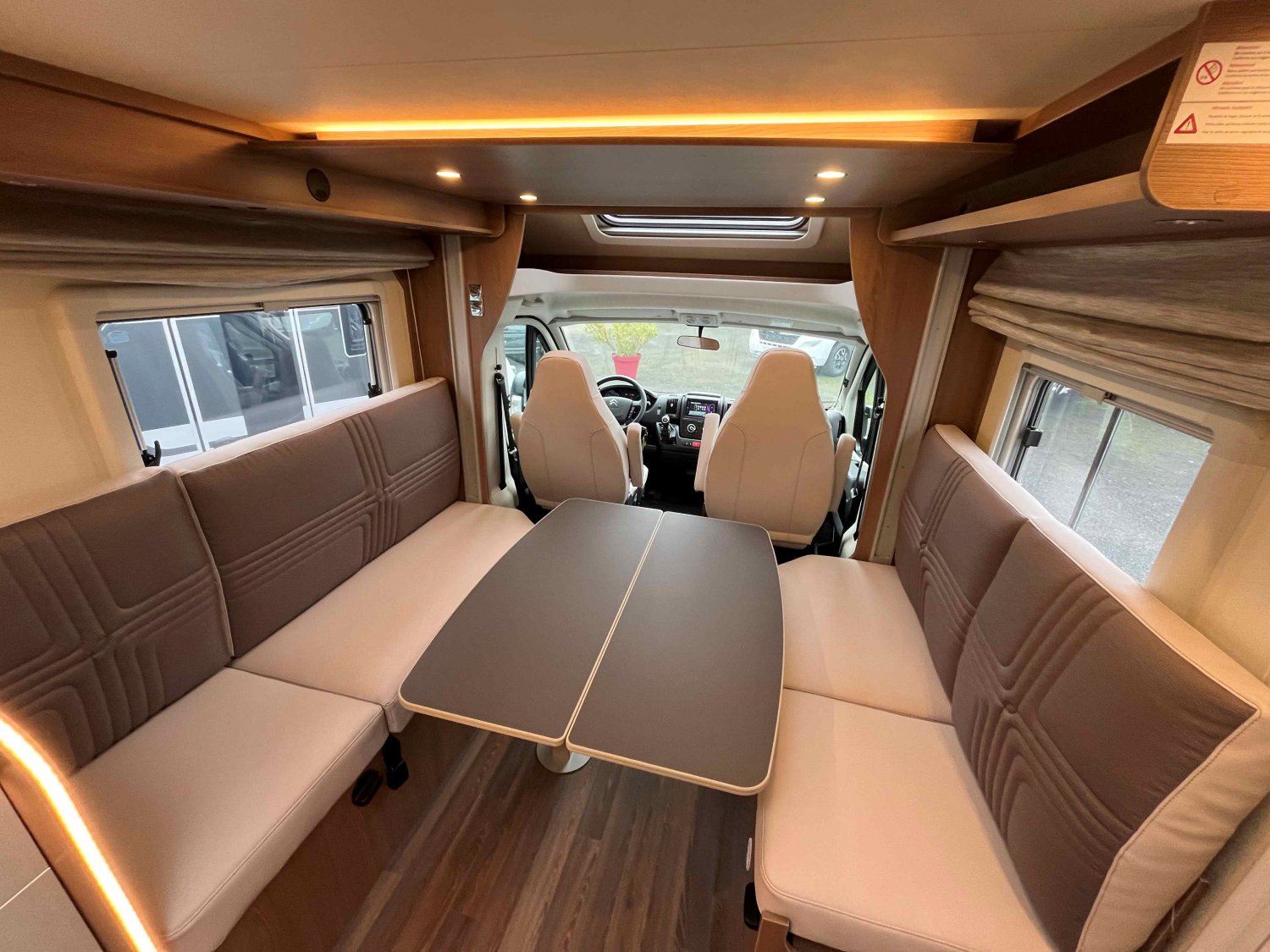 Antoine Caravanes et Camping Car LYSEO 684 G Burstner