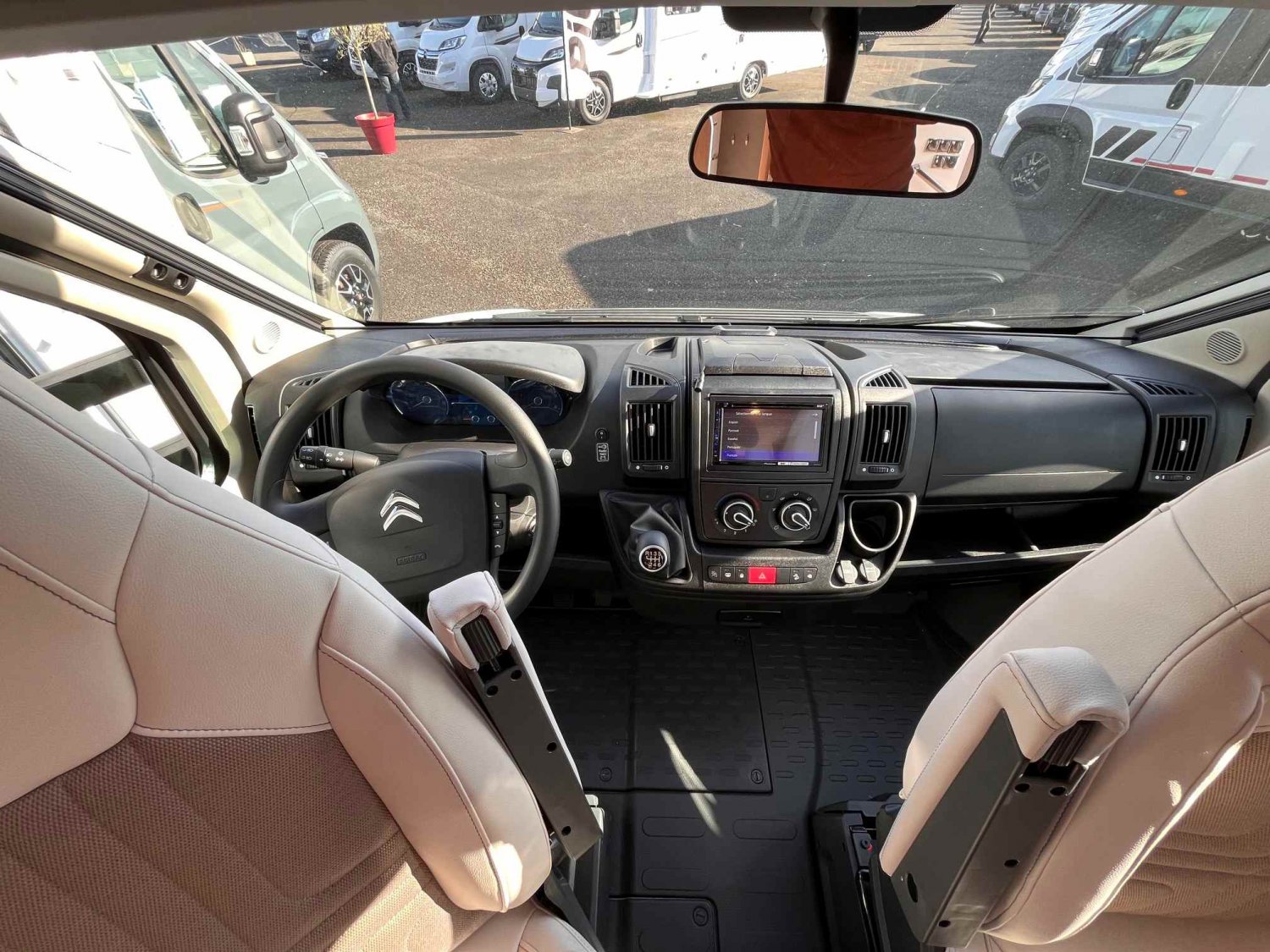 Antoine Caravanes et Camping Car LYSEO 684 G Burstner