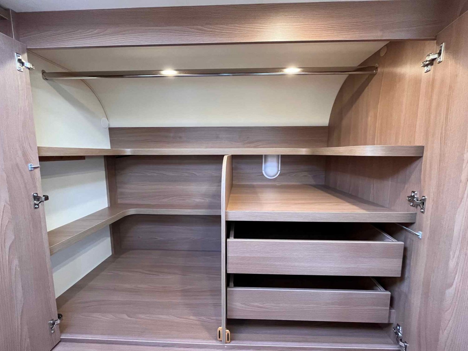 Antoine Caravanes et Camping Car LYSEO 684 G Burstner