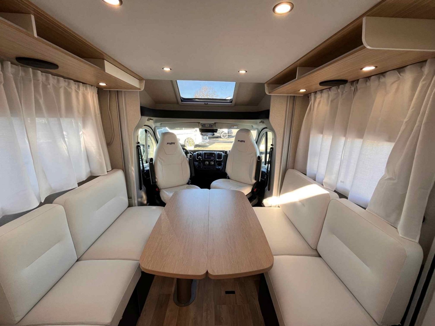 Antoine Caravanes et Camping Car P 690 Pilote