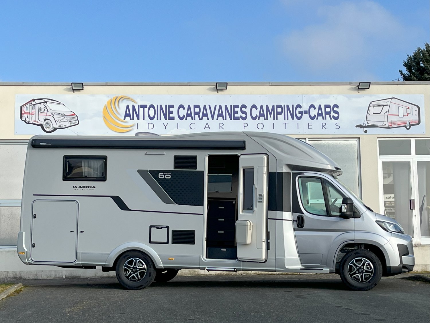 Antoine Caravanes et Camping Car - Adria MATRIX 650 DC 60th à 86 390&euro;