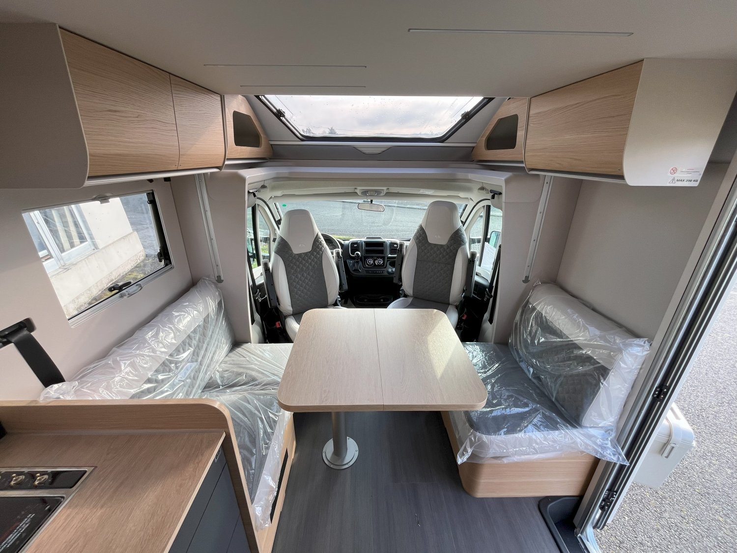 Antoine Caravanes et Camping Car MATRIX 650 DC 60th Adria