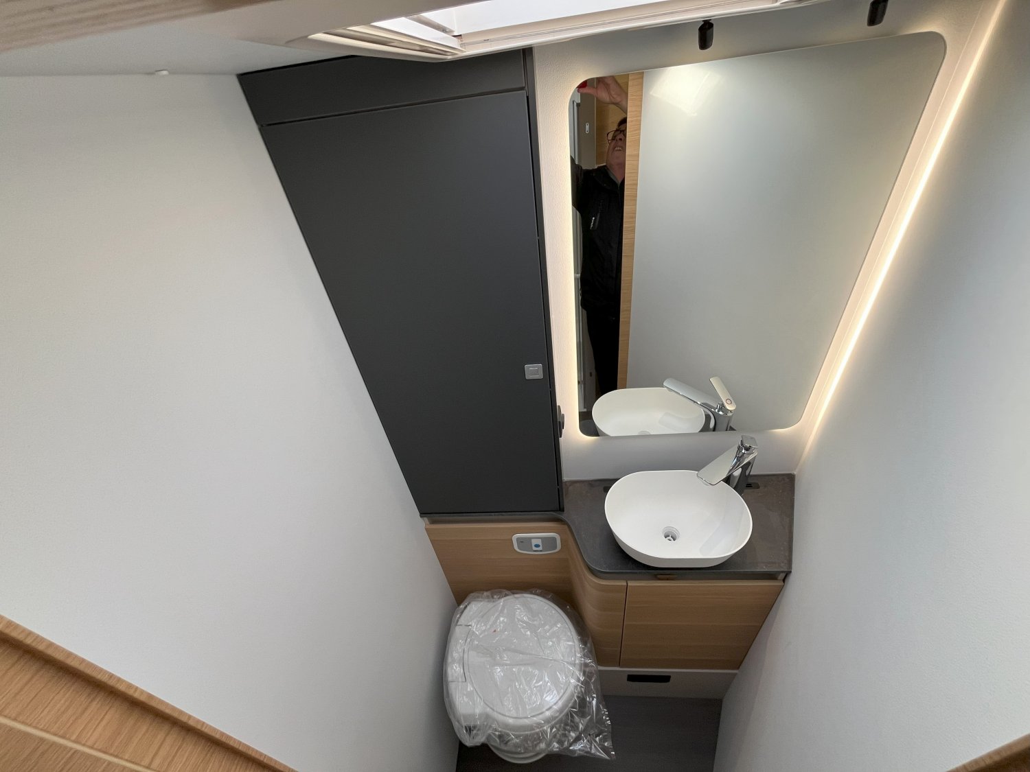 Antoine Caravanes et Camping Car MATRIX 650 DC 60th Adria