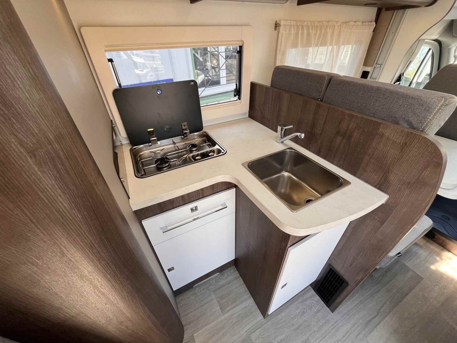 Antoine Caravanes et Camping Car TESSORO 463 UP Benimar
