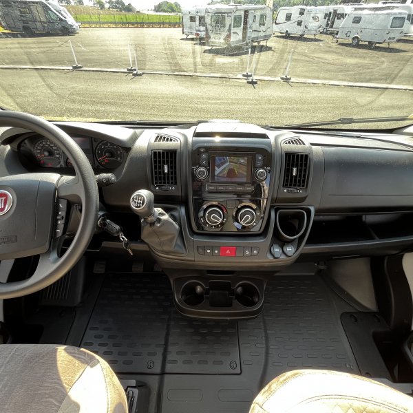 Antoine Caravanes et Camping Car Twist V 594 Chausson