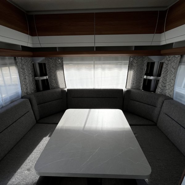 Antoine Caravanes et Camping Car DE LUXE 460 UFe Hobby