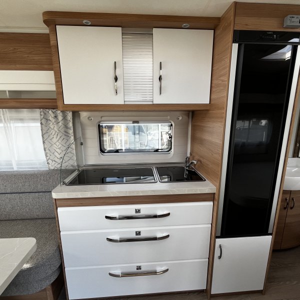 Antoine Caravanes et Camping Car DE LUXE 460 UFe Hobby