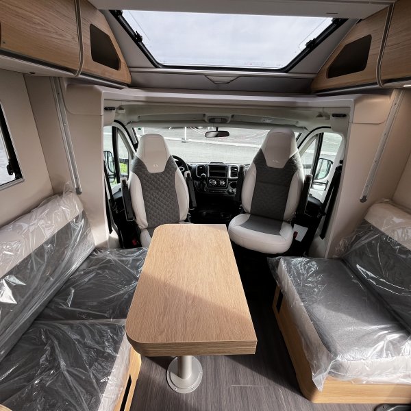 Antoine Caravanes et Camping Car MATRIX 650 DL 60th Adria