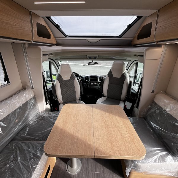 Antoine Caravanes et Camping Car MATRIX 650 DL 60th Adria