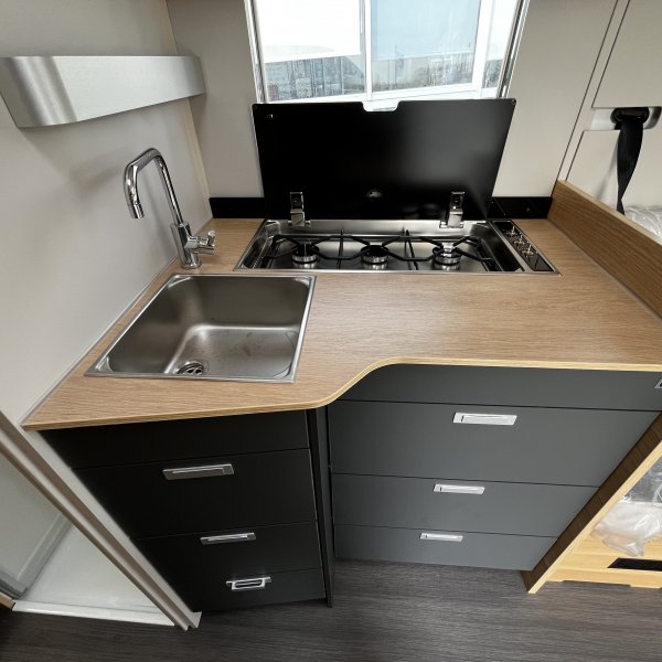 Antoine Caravanes et Camping Car MATRIX 650 DL 60th Adria