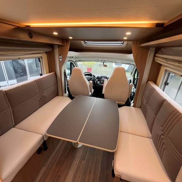 Antoine Caravanes et Camping Car LYSEO 684 G Burstner