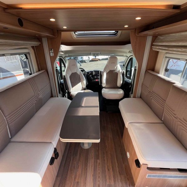 Antoine Caravanes et Camping Car LYSEO 684 G Burstner