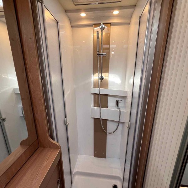 Antoine Caravanes et Camping Car LYSEO 684 G Burstner