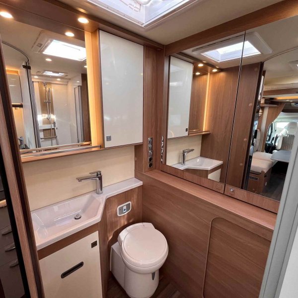 Antoine Caravanes et Camping Car LYSEO 684 G Burstner