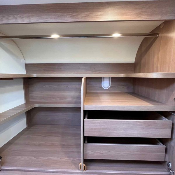 Antoine Caravanes et Camping Car LYSEO 684 G Burstner