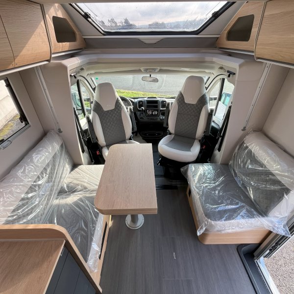 Antoine Caravanes et Camping Car MATRIX 650 DC 60th Adria