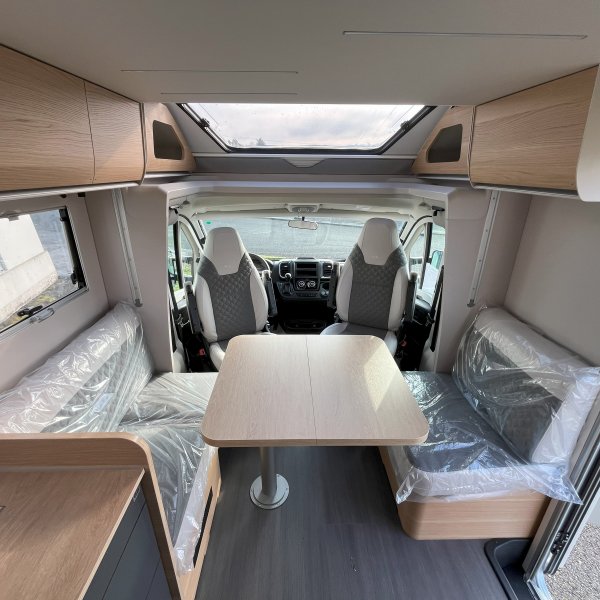 Antoine Caravanes et Camping Car MATRIX 650 DC 60th Adria